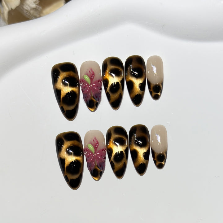 Künstlerische Stiletto-Nagelspitzen mit Blumenmuster Karnz