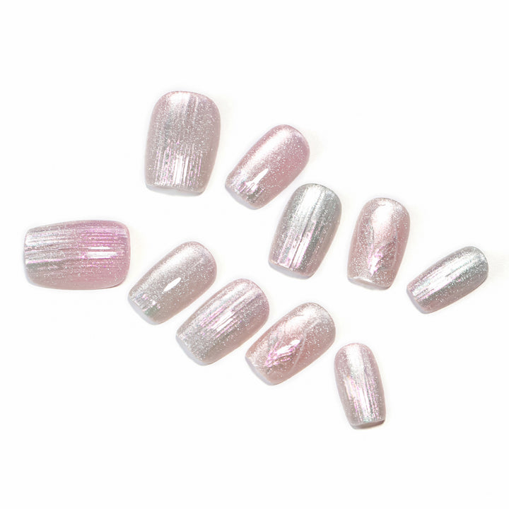 Künstliche Nagelkunst im schimmernden Design Karnz