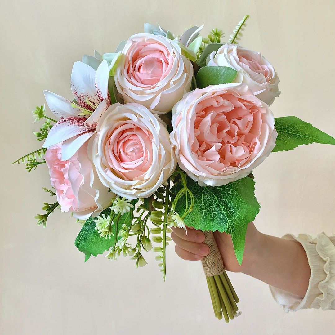 Eleganter künstlicher Blumenstrauß