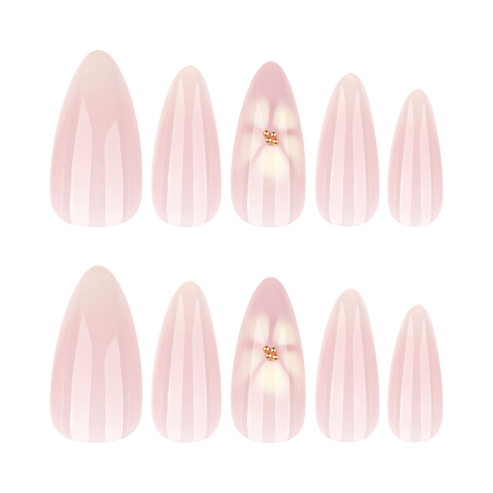 Elegante Stiletto-Nägel mit floralen Akzenten Karnz