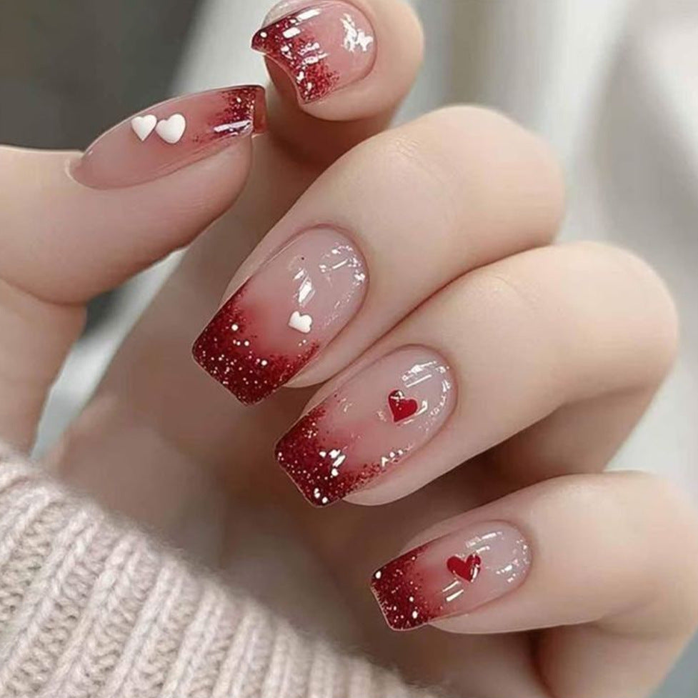 Romantische Nagelkunst mit Herzmotiven Karnz