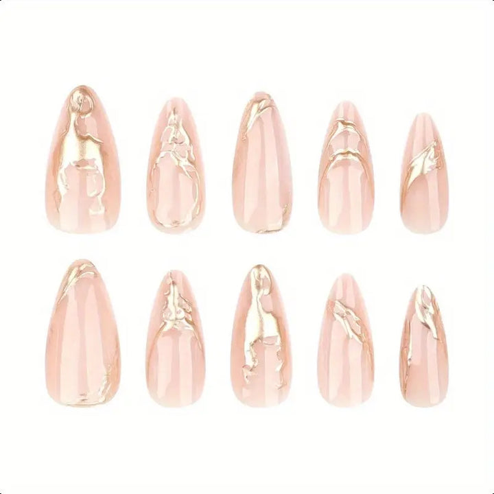Elegante Stiletto-Nagelverzierungen mit goldenen Akzentdetails Karnz