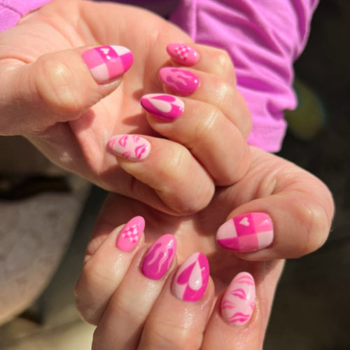 Künstlerisches Press-On Nagelset mit Herz- und Flammenmotiv Karnz