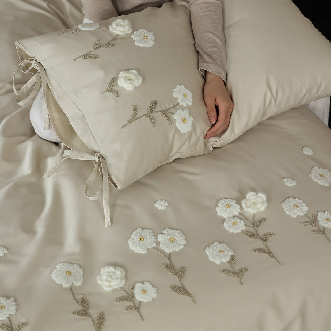 Luxuriöses besticktes Bettwäsche-Set aus Baumwollsatin mit Kissenbändern