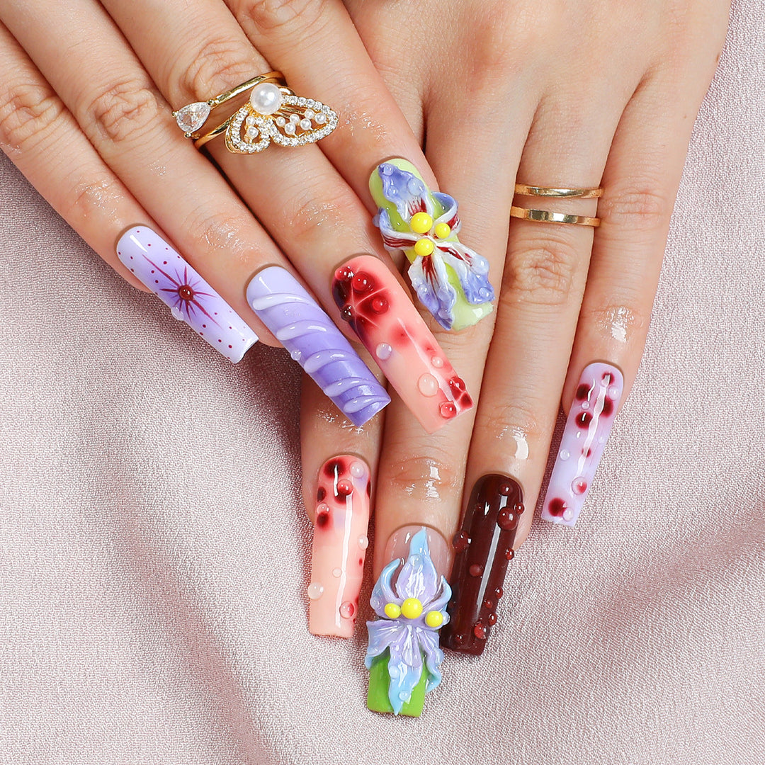Kreatives Kunstnagelset mit elegantem Floral-Design und Glitzerakzenten Karnz