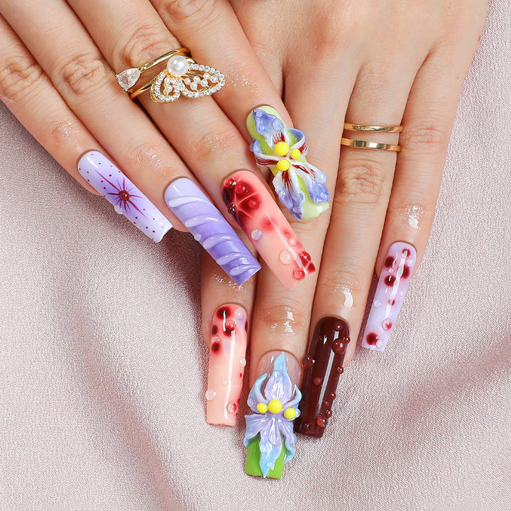 Kreatives Kunstnagelset mit elegantem Floral-Design und Glitzerakzenten Karnz