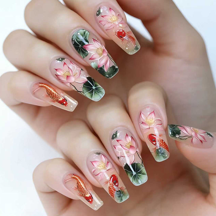 Kunstnägel mit Floralen Lotusselementen und Koi-Muster Karnz