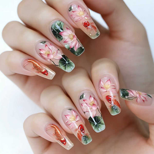 Kunstnägel mit Floralen Lotusselementen und Koi-Muster Karnz