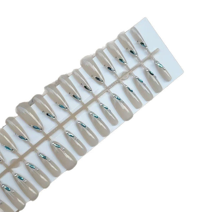 Kunstnägel mit Glitzerakzenten und eleganten Formen Karnz