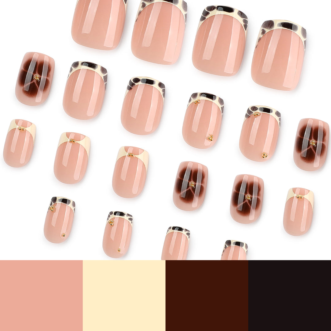Kunstvolle Nagelverlängerungen mit elegantem Giraffenmuster und goldenen Akzenten Karnz