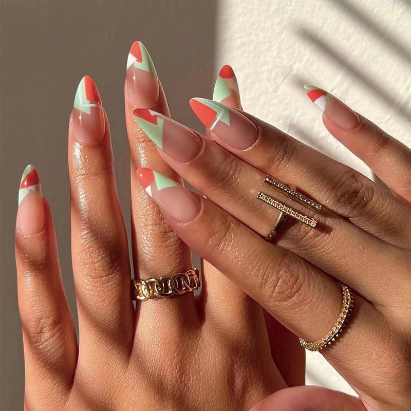 Kunstvolle Nailart im trendigen Design Karnz