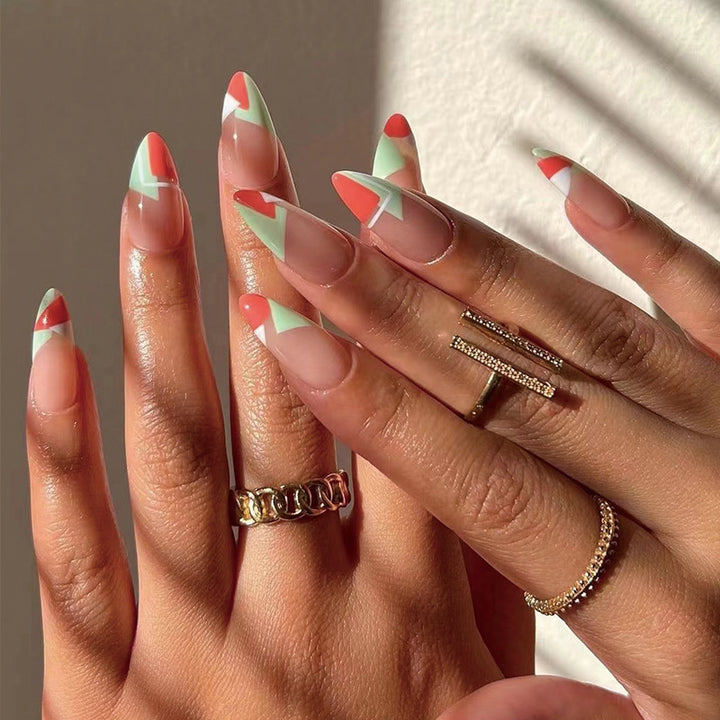Kunstvolle Nailart im trendigen Design Karnz
