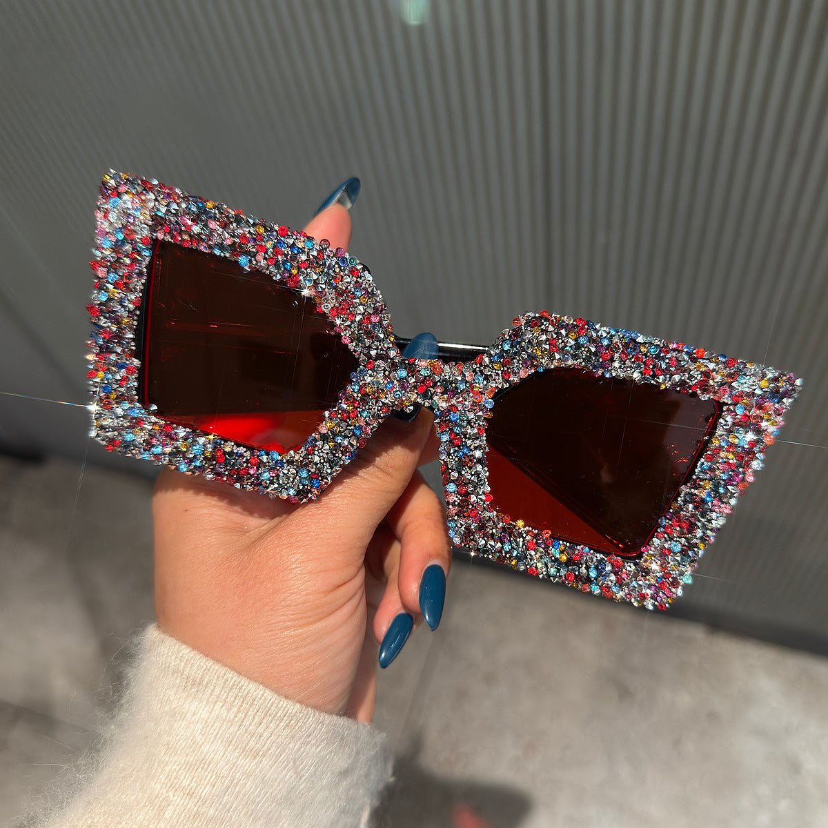 Damen Glamouröse Statement-Sonnenbrille mit strassverziertem Rahmen Karnz