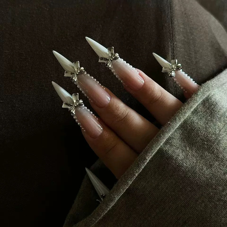 Elegantes Kunstnagelset mit 3D-Rhinestone-Details und spitzen Akzenten Karnz