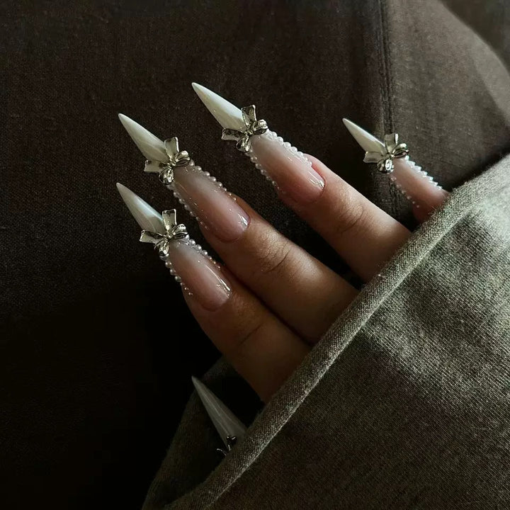 Elegantes Kunstnagelset mit 3D-Rhinestone-Details und spitzen Akzenten Karnz