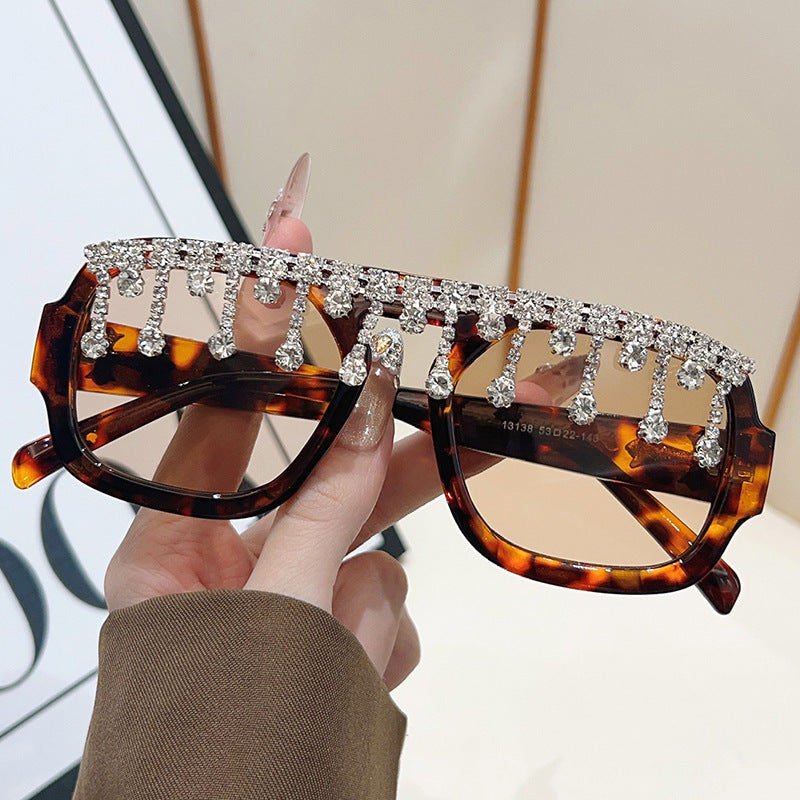 Glamouröse kristallverzierte Sonnenbrille Karnz