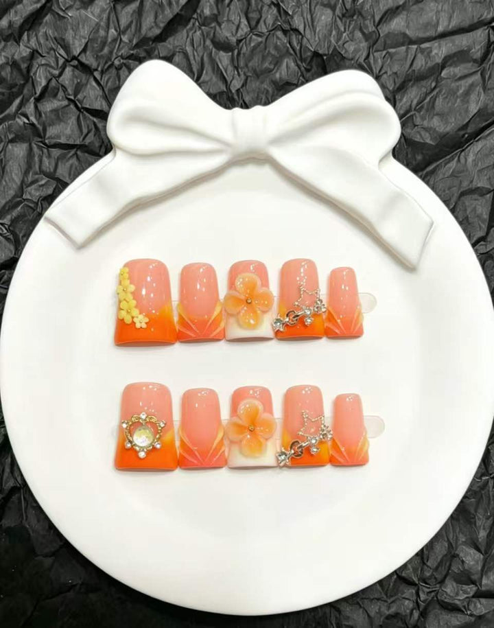 Dekoratives Press-On Nail Art Set mit floralen und Insektenakzenten