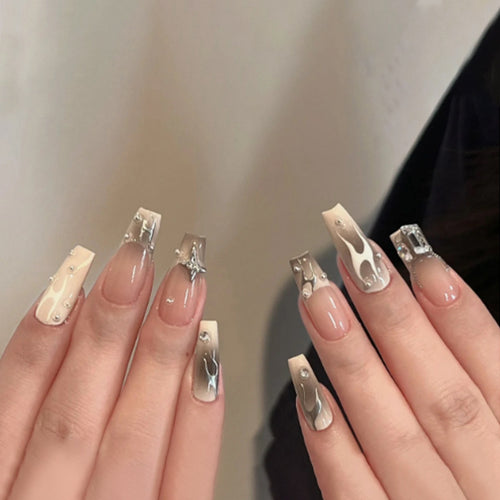 Kunstvolle Nagelverlängerungen mit trendigem Glanz- und Design Karnz
