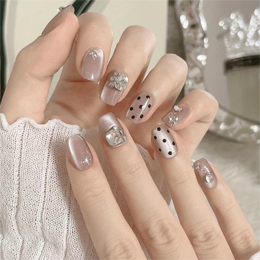 Kunstnagelset mit eleganten 3D-Dekoren Karnz