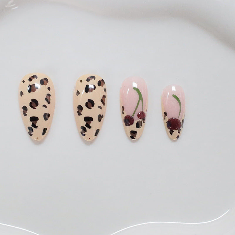 Künstlerische Nagelkunst Karnz