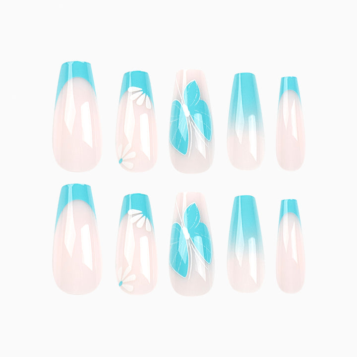 Kunstvolle Nagelkunst mit Ombre- und Blumenverzierungen Karnz
