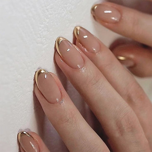 Elegante Kunstnägel mit Goldrand Karnz