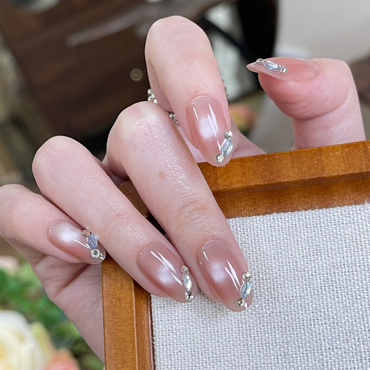 Elegante mit Strass verzierten Nail Art Karnz