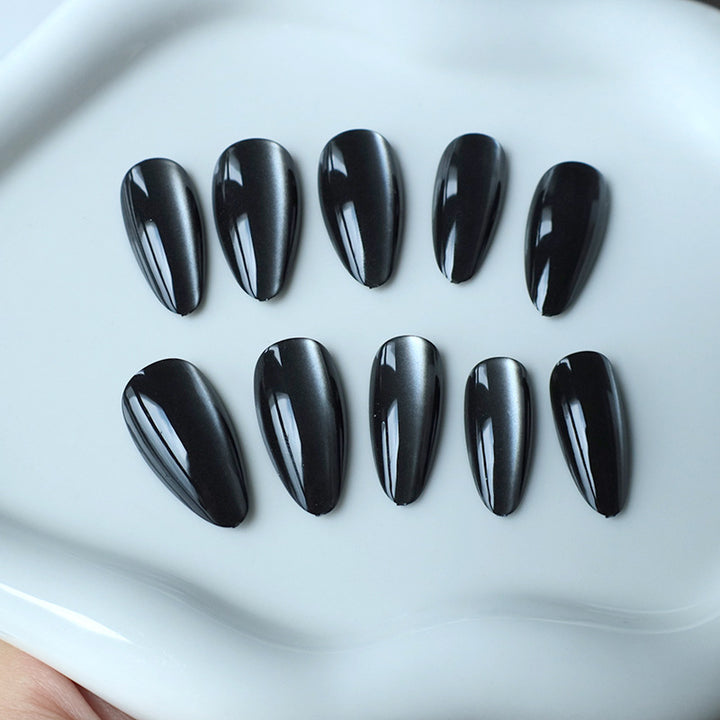 Glänzende Stiletto-Nagelerweiterungen Karnz