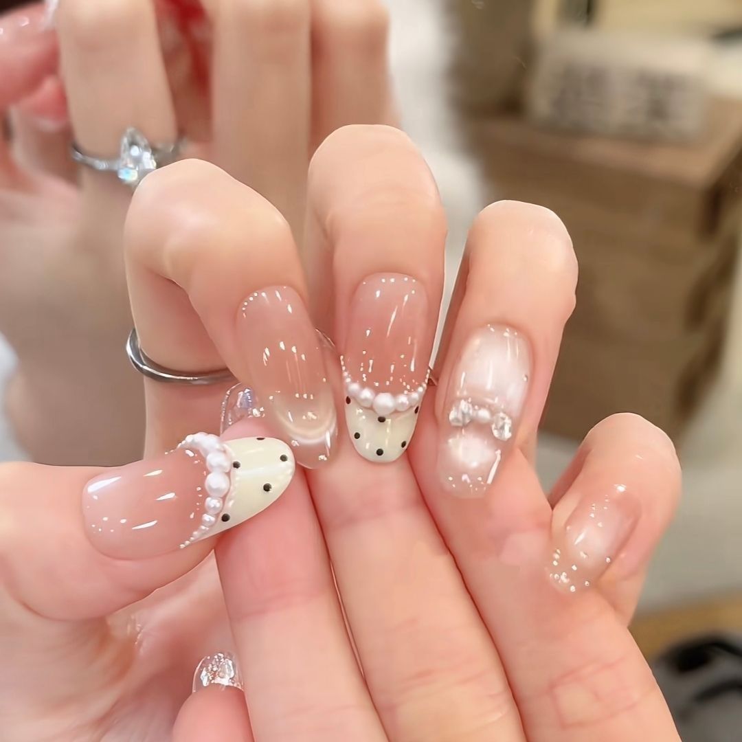 Künstlerische perlenverzierte Press-On-Nagelerweiterungen Karnz