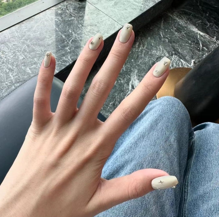 Dekorative Glitzer French Tip Nagelverzierungen Karnz