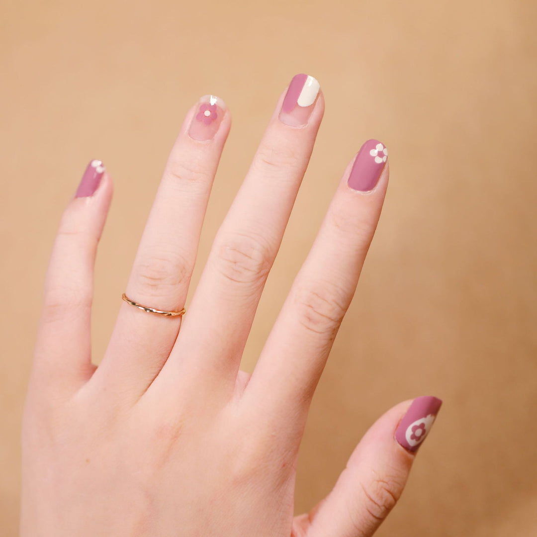 Künstliche Nagelgestaltung mit Herz-Motiv Karnz