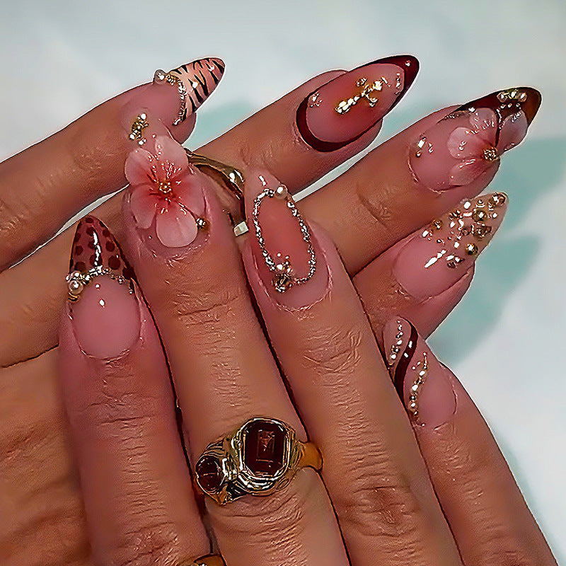 Kreatives Kunstnagelset mit floralen und glamourösen Akzenten Karnz