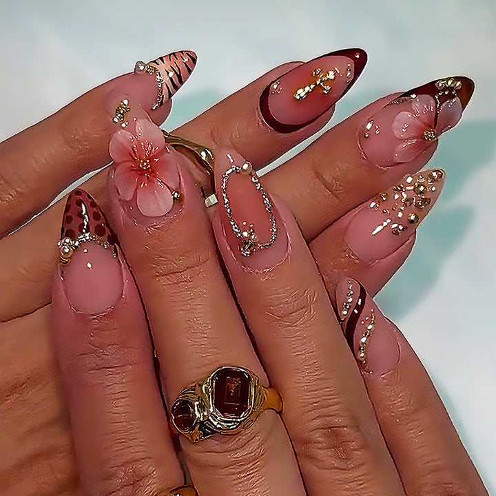 Kreatives Kunstnagelset mit floralen und glamourösen Akzenten Karnz