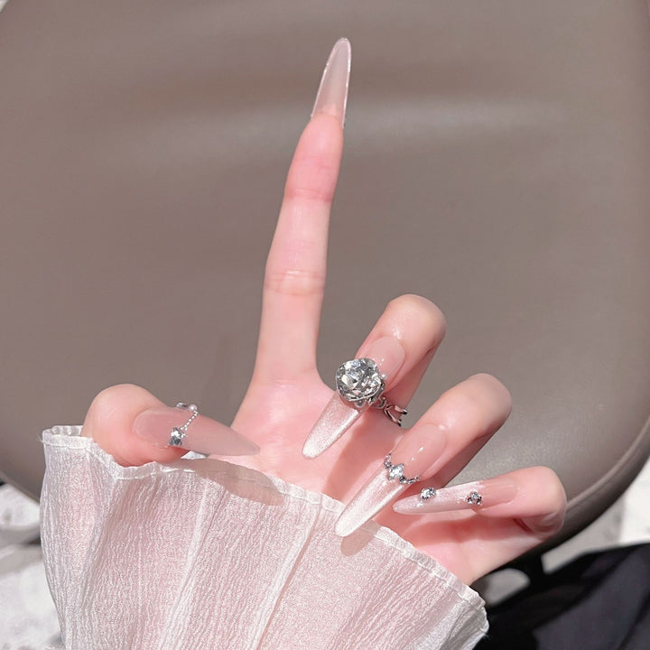 Luxuriöse glitzernde Stiletto-Nagelverlängerungen Karnz