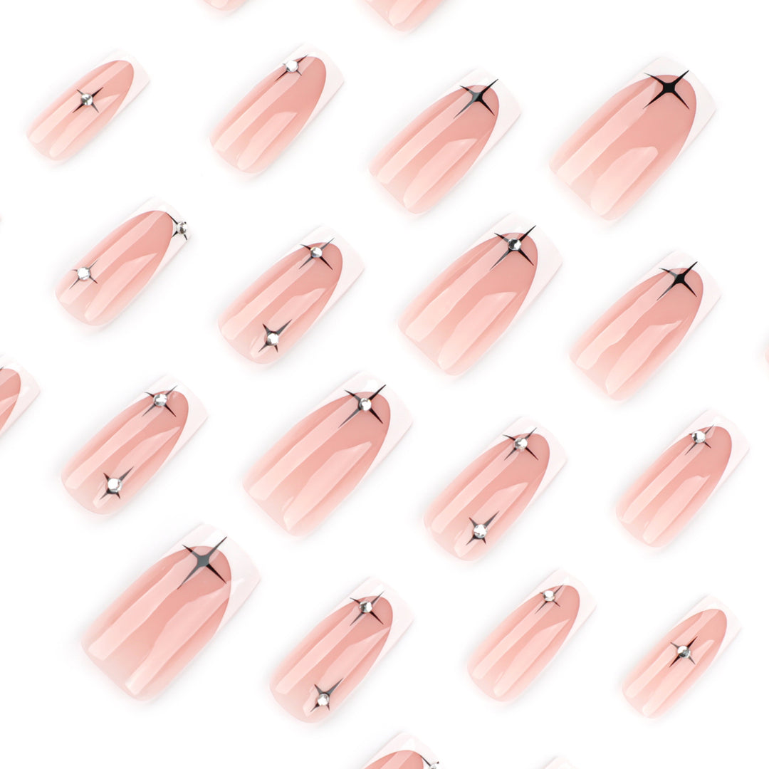 Künstliche Nagelverlängerungen mit elegantem French-Tip und Glitzerakzenten Karnz