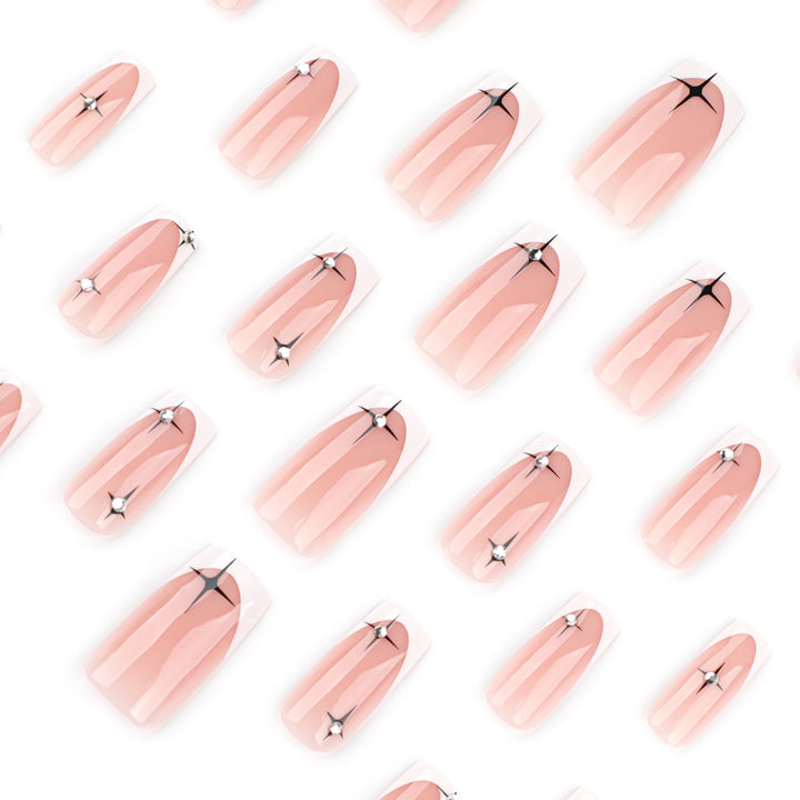 Künstliche Nagelverlängerungen mit elegantem French-Tip und Glitzerakzenten Karnz