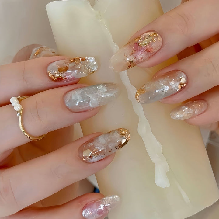 Kunstnägel mit Glamouriösen Metallic-Details und Funkelndem Design Karnz