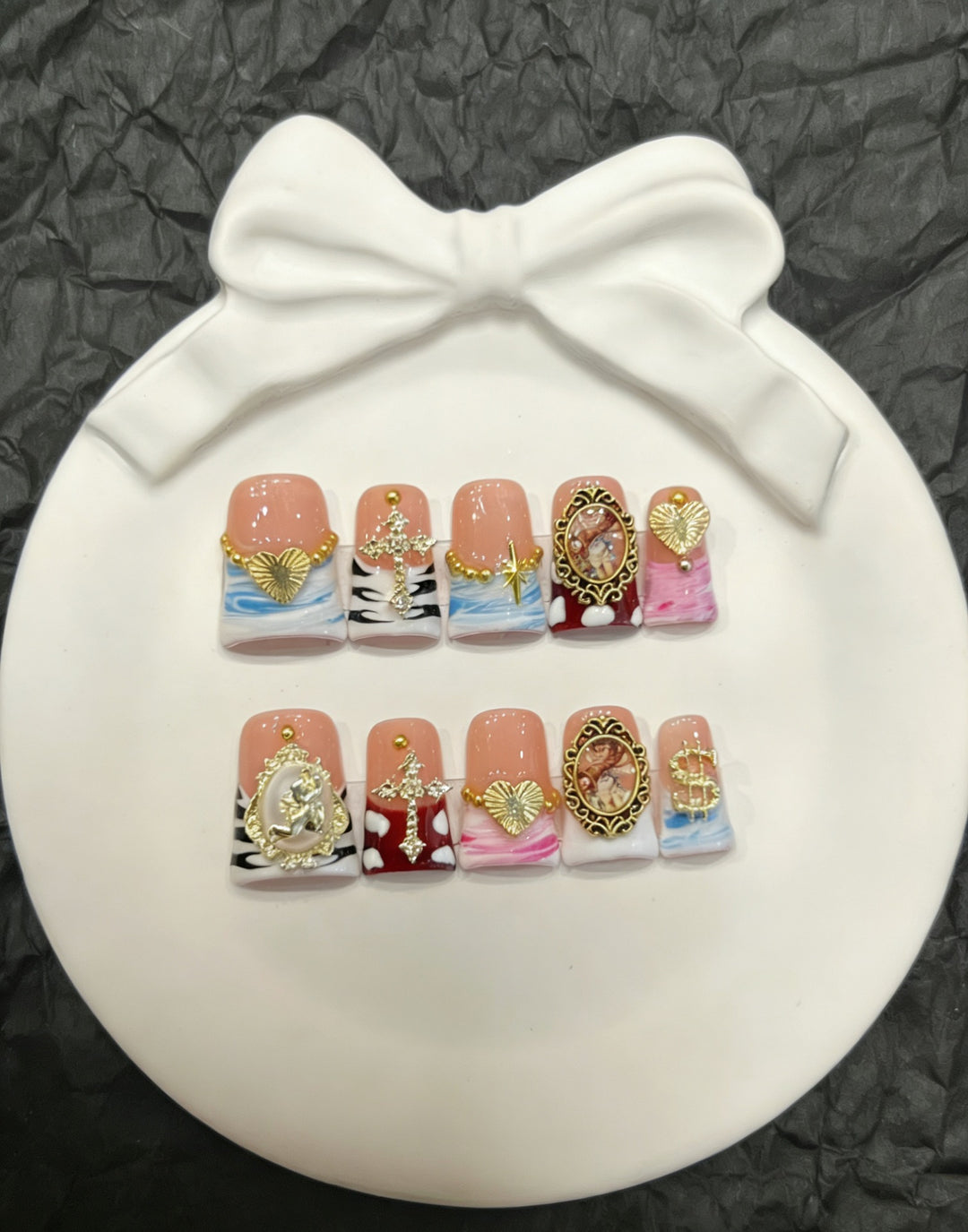 Dekoratives Press-On Nail Art Set mit floralen und Insektenakzenten