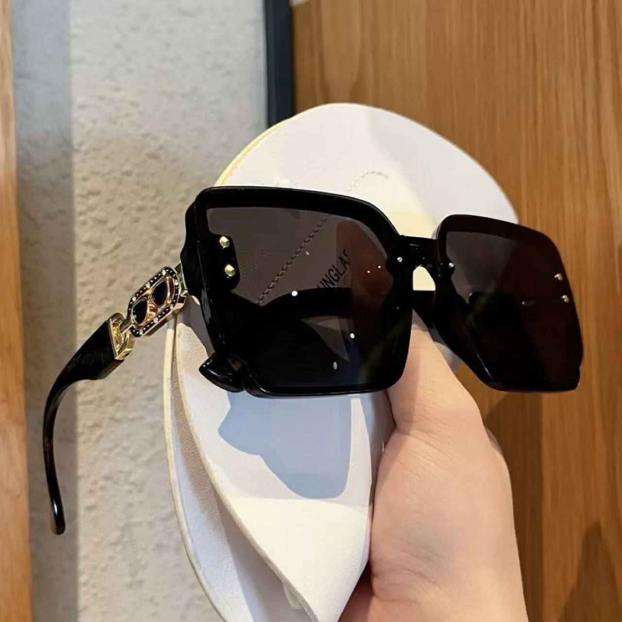 Damen oversized Sonnenbrille mit eleganten goldenen Details Karnz