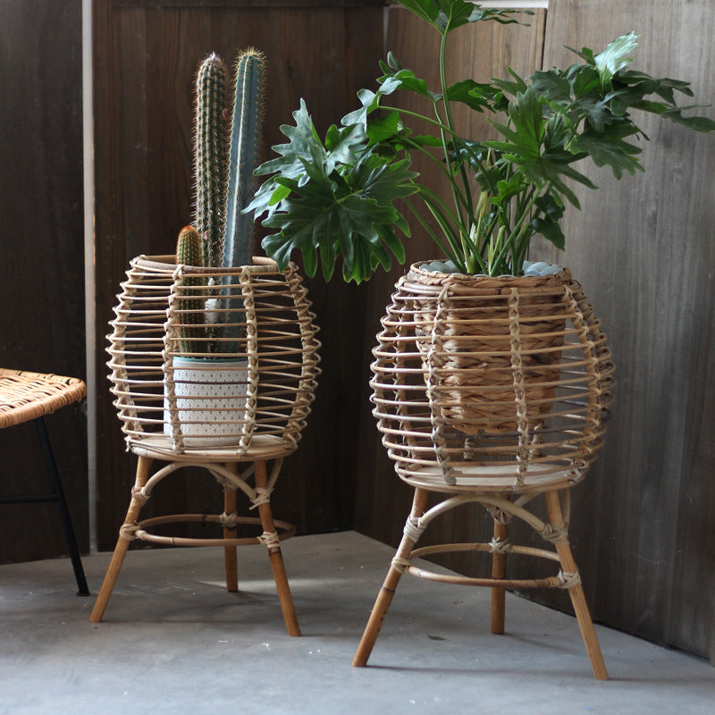 Handgefertigter Rattan-Hocker Karnz
