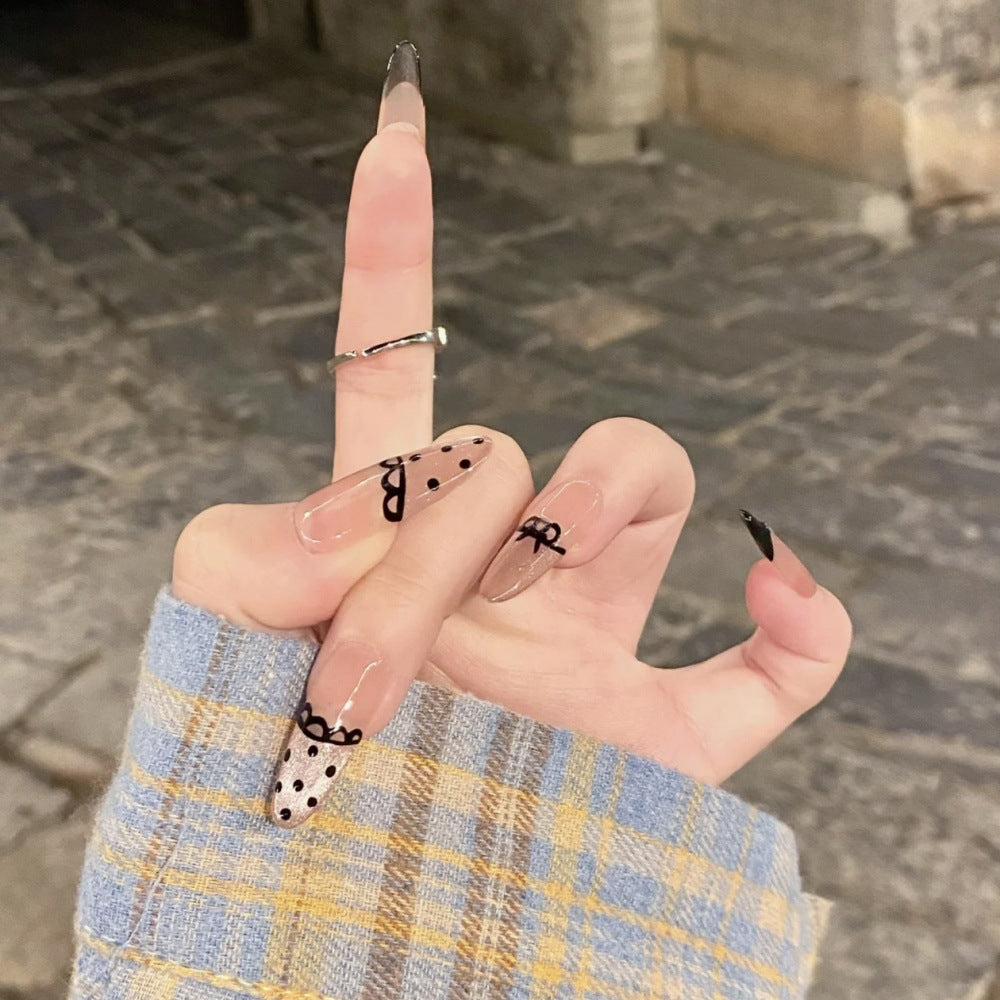 Stylisches Press-On-Nagelset mit künstlerischen Mustern Karnz