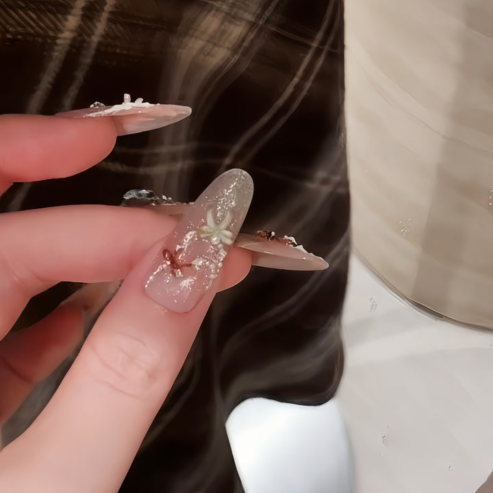 Künstliche Nagelspitzen mit Eleganten Glitzerdetails Karnz
