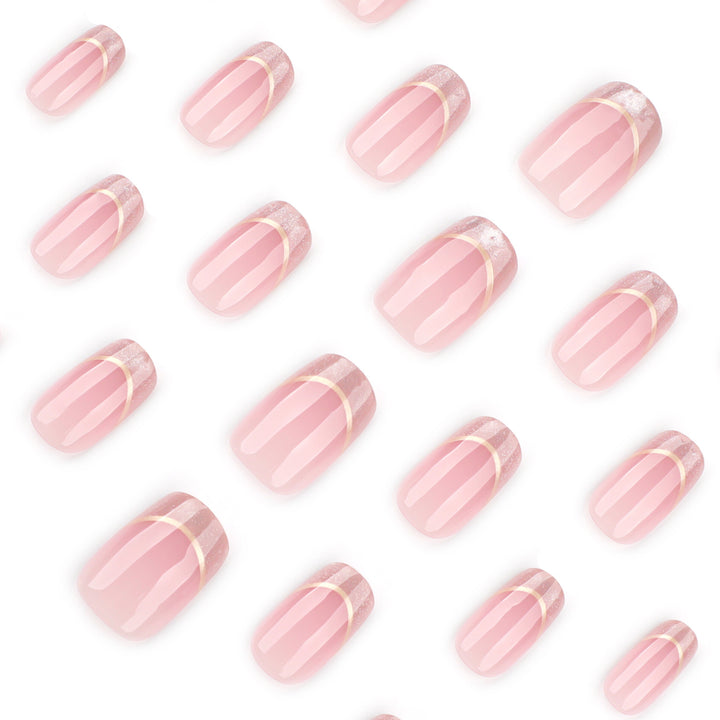 Kunstvolle Nagelverlängerungen mit Glitzer- und Golddetails Karnz