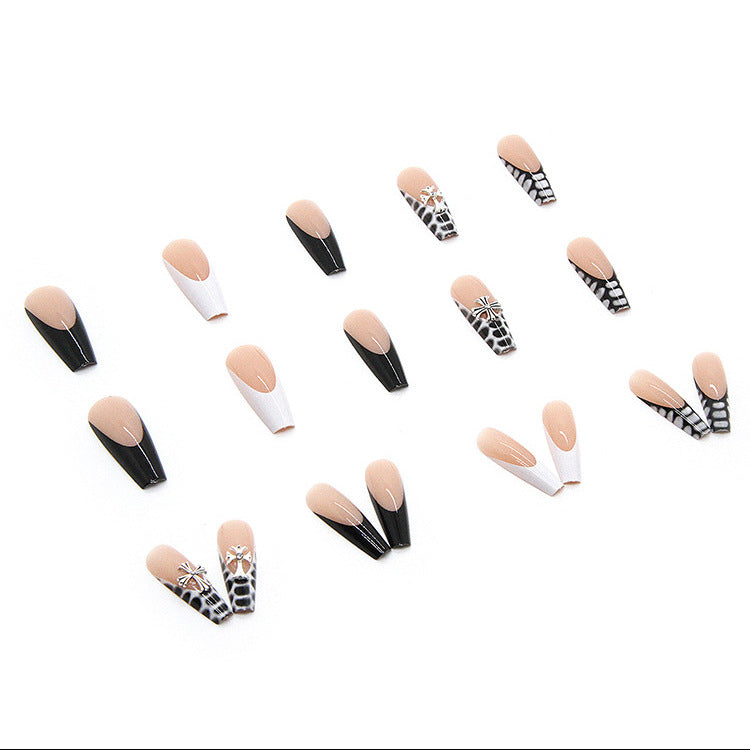 Kunstnagelset mit eleganten 3D-Verzierungen und kreativen Motiven Karnz