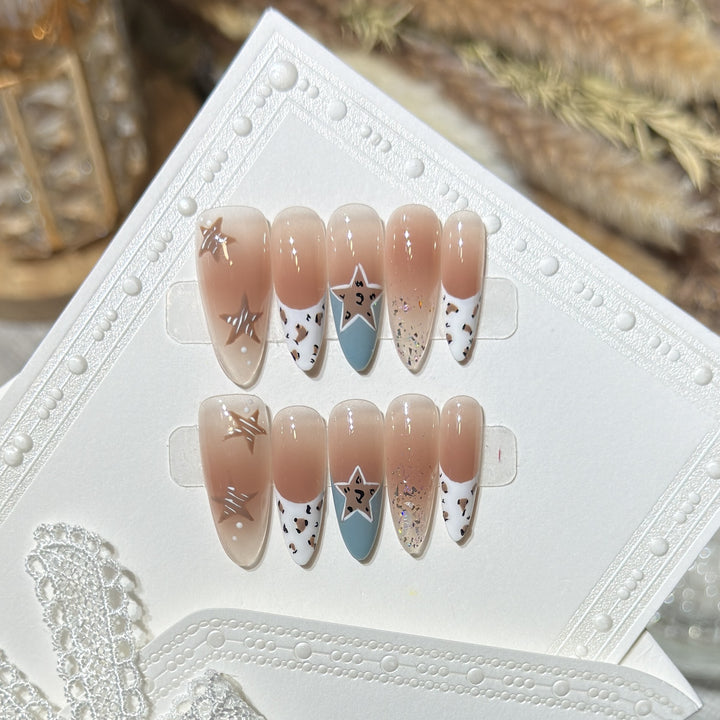 Elegantes Stiletto Press-On Nagelset mit künstlerischen Akzenten Karnz