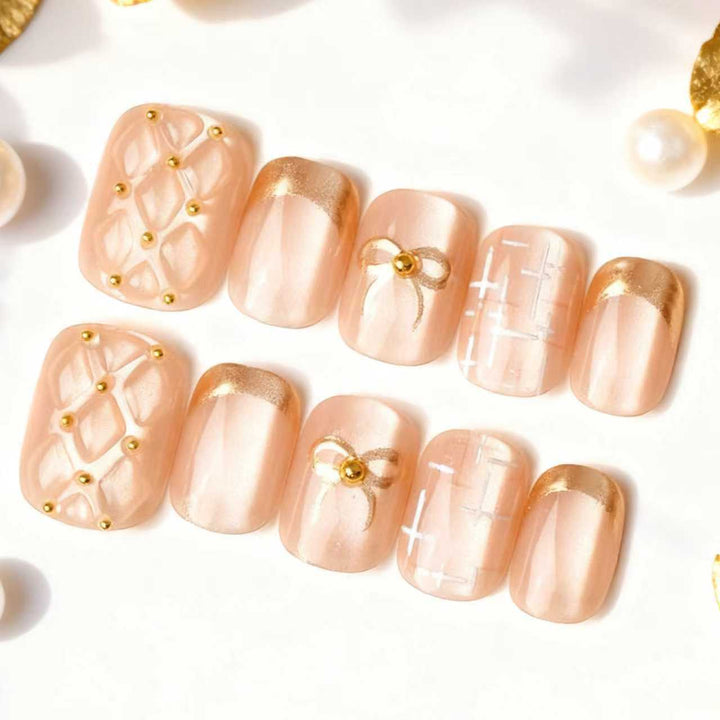 Dekorativer Gold-Akzent Press-On Nagelkunst Set Karnz