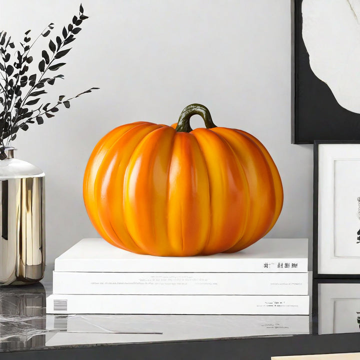 Dekorative Kürbisfigur als Herbstsonde Karnz