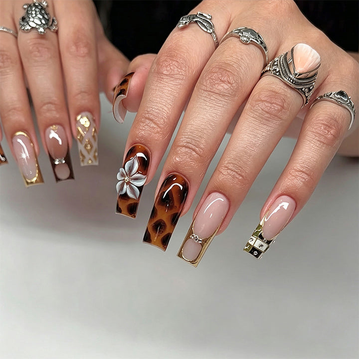 Exklusive Kunstnägel mit elegantem Tiermotiv und Glitzerakzenten Karnz
