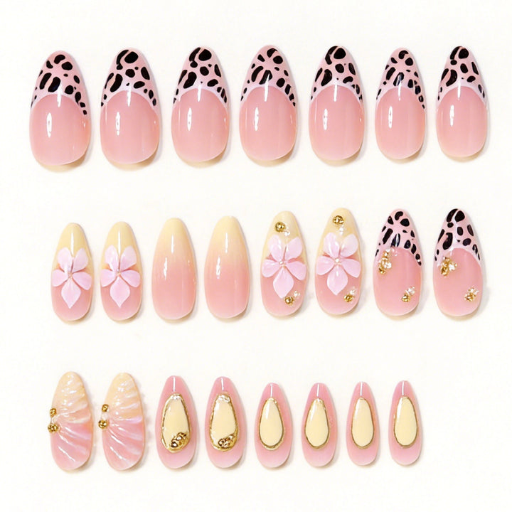 Dekorative Stiletto Nagelkunst Tipps mit floralen Akzenten Karnz