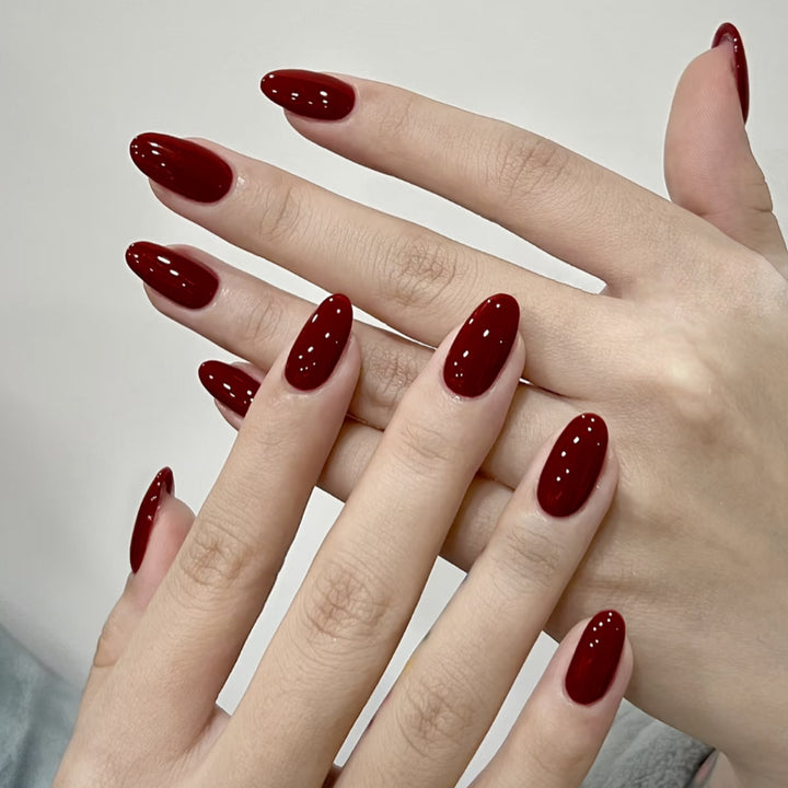 Glänzende mandelförmige Nagelverstärkungen Karnz